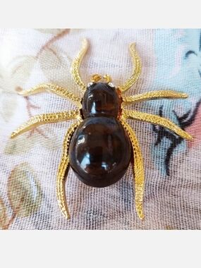 Pitted Lucite Tortoise Root Beer Brown Spider Brooch Halloween Gold Tone Brooch